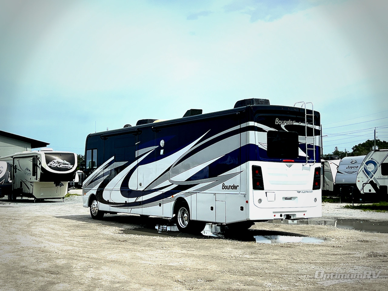 2020 Fleetwood Bounder 35P Photo 3