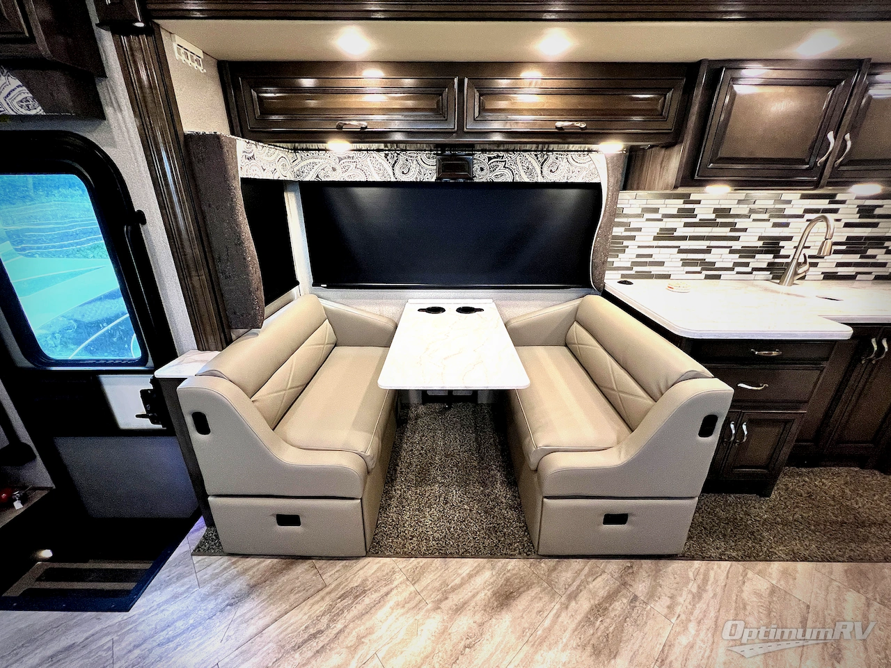 2020 Fleetwood Bounder 35P Photo 9