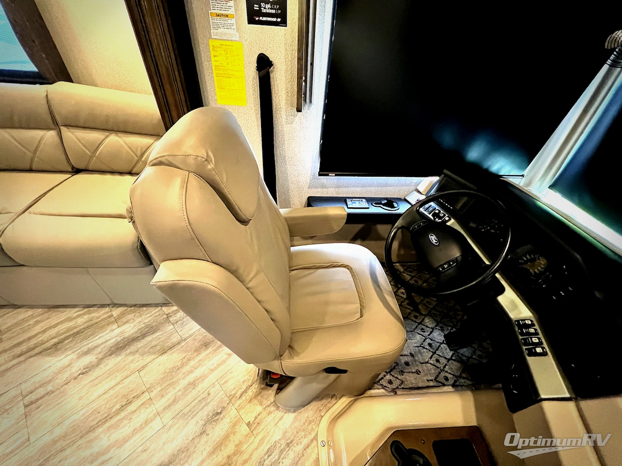 2020 Fleetwood Bounder 35P Photo 6