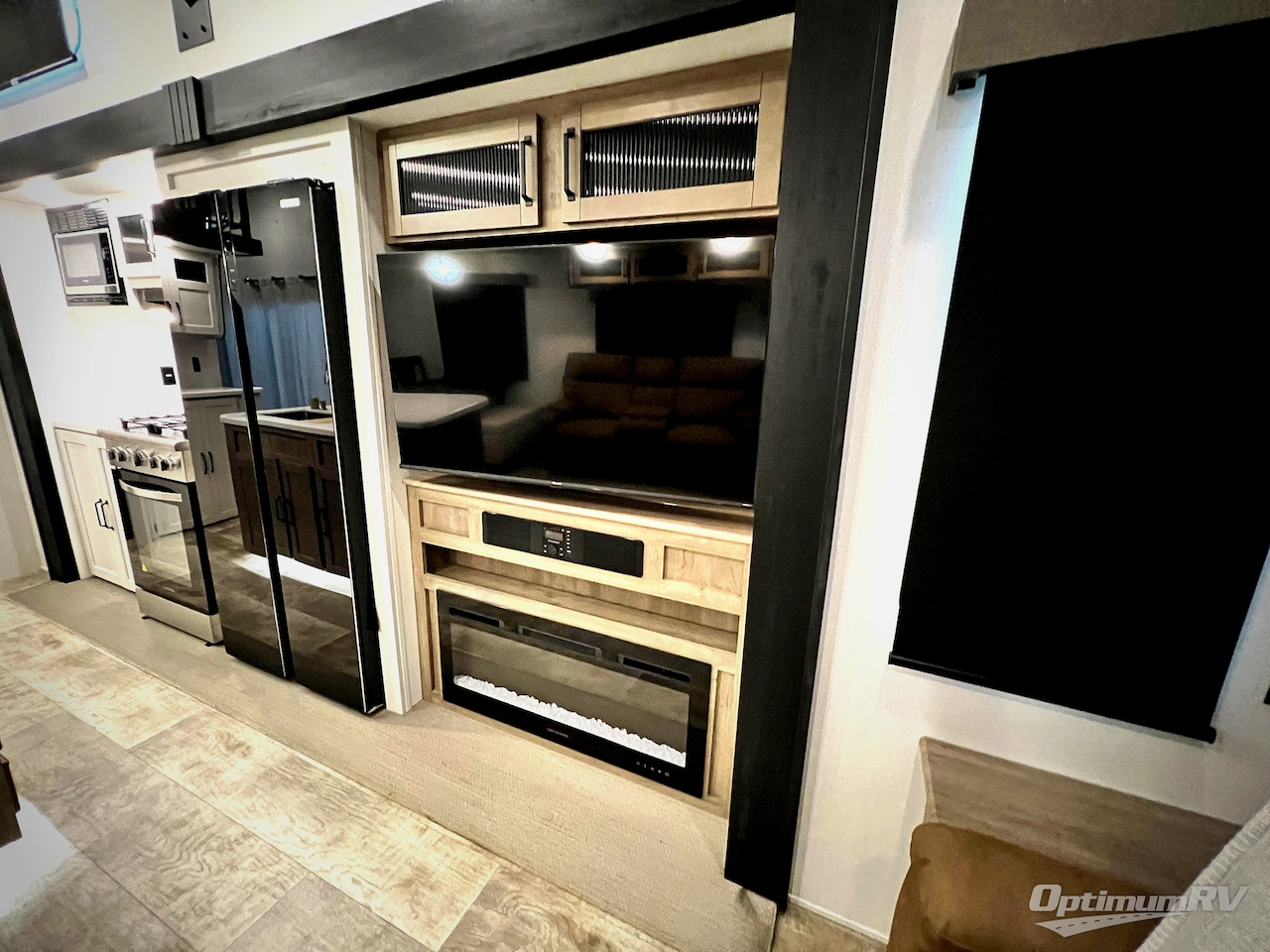 2025 Palomino Puma Destination 402LFT Photo 9