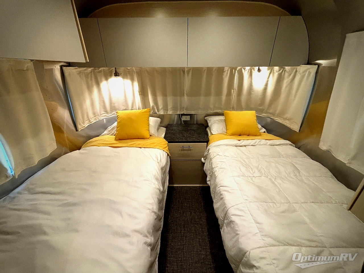 2023 Airstream Flying Cloud 25FB Twin Photo 7