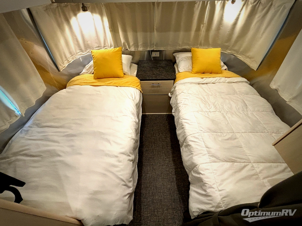 2023 Airstream Flying Cloud 25FB Twin Photo 8