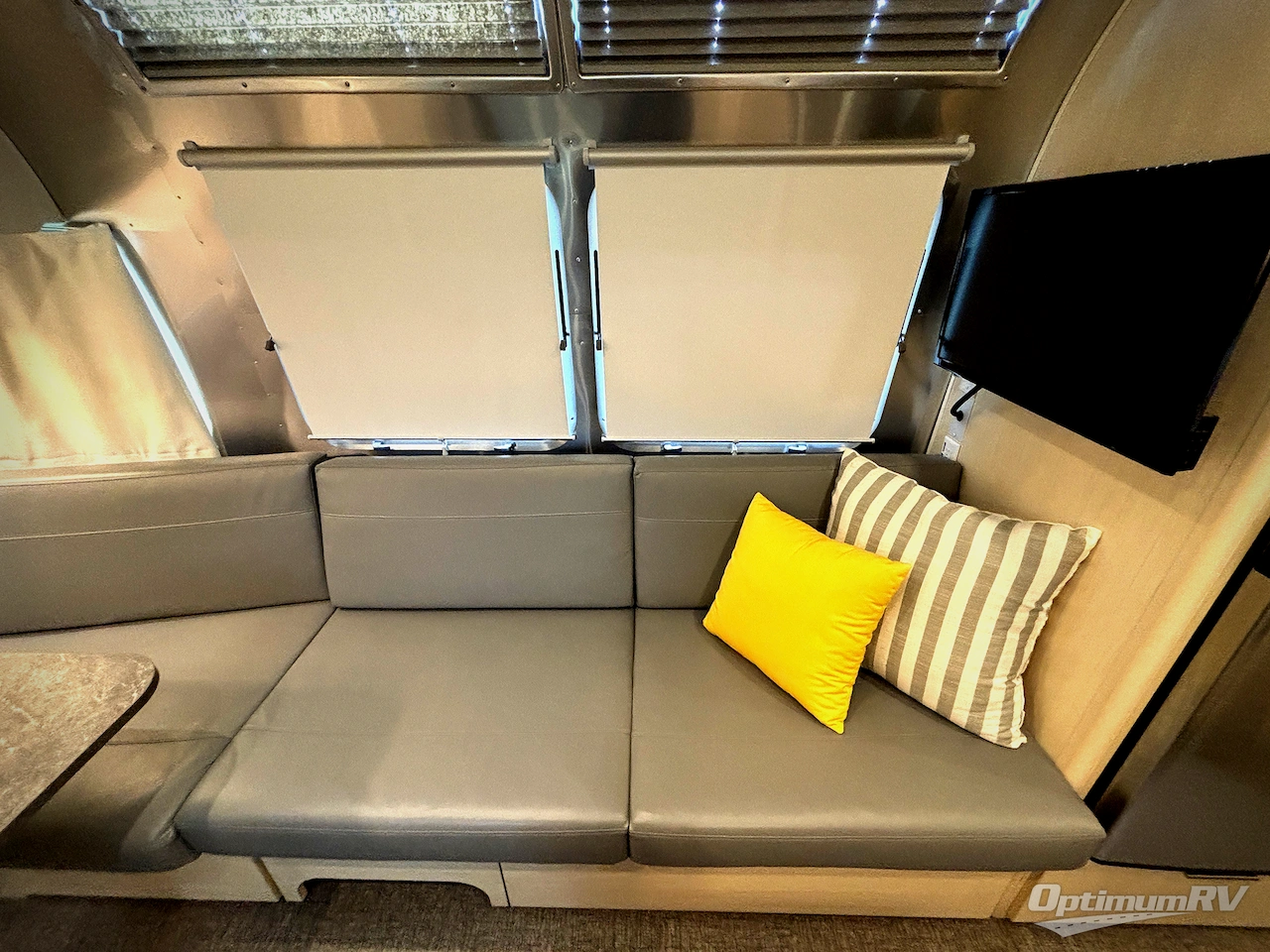2023 Airstream Flying Cloud 25FB Twin Photo 19