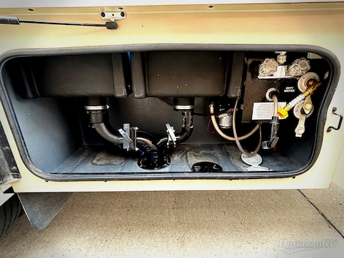 2017 Fleetwood Flair 31B RV Photo 4