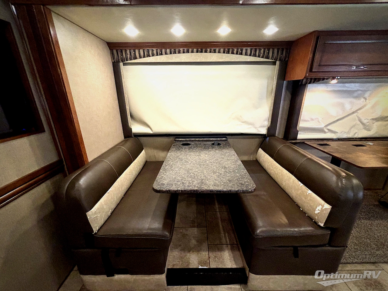 2017 Fleetwood Flair 31B Photo 7