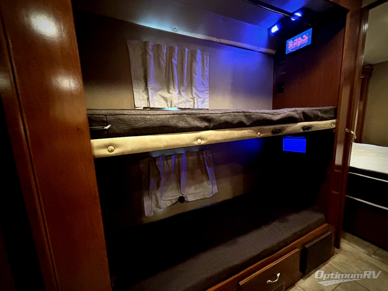 2017 Fleetwood Flair 31B Photo 11
