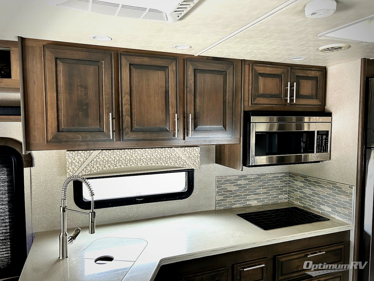 2020 Dynamax DX3 34KD Photo 8