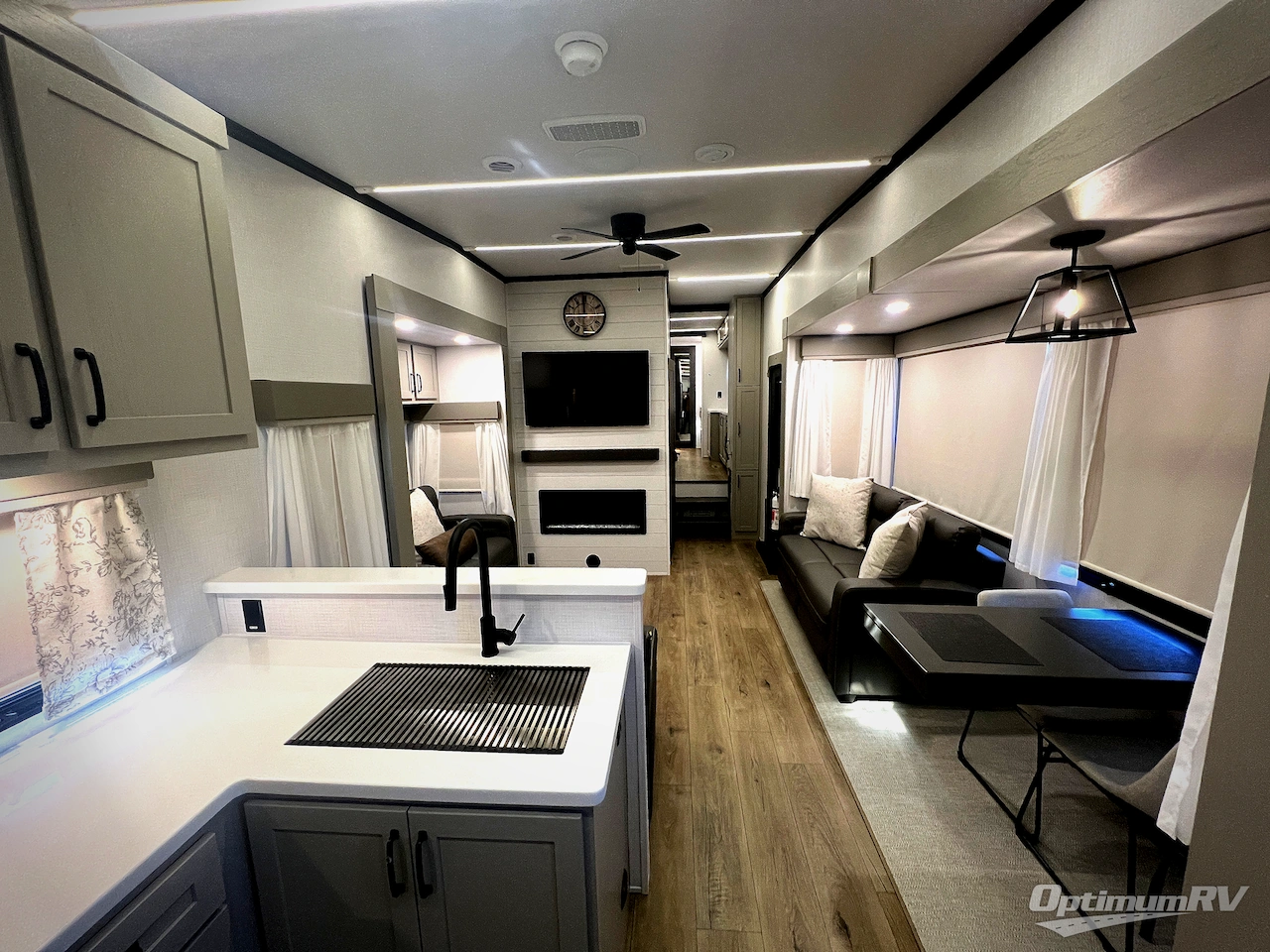 2025 Palomino Columbus 384RKH Photo 4