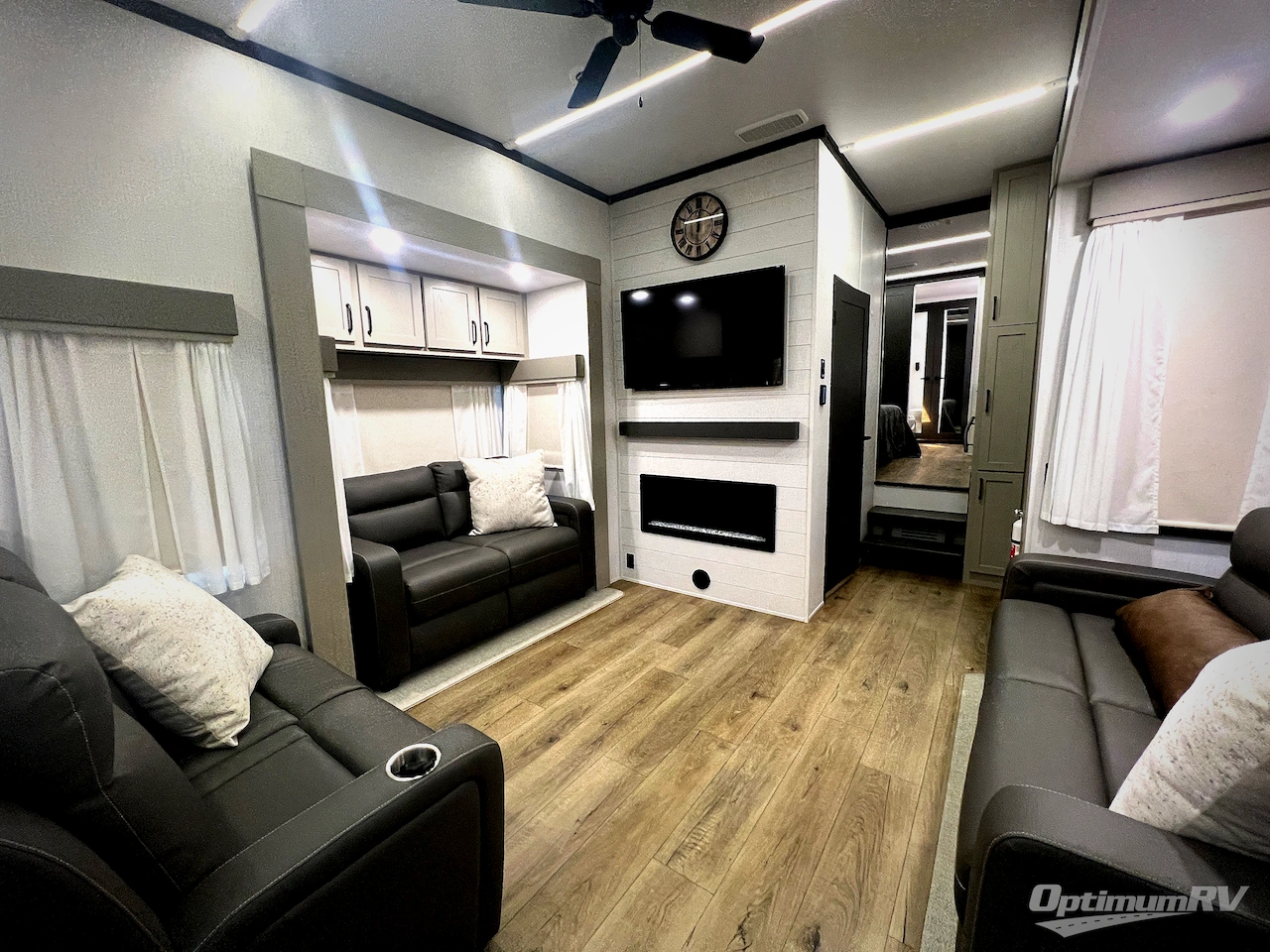 2025 Palomino Columbus 384RKH Photo 6