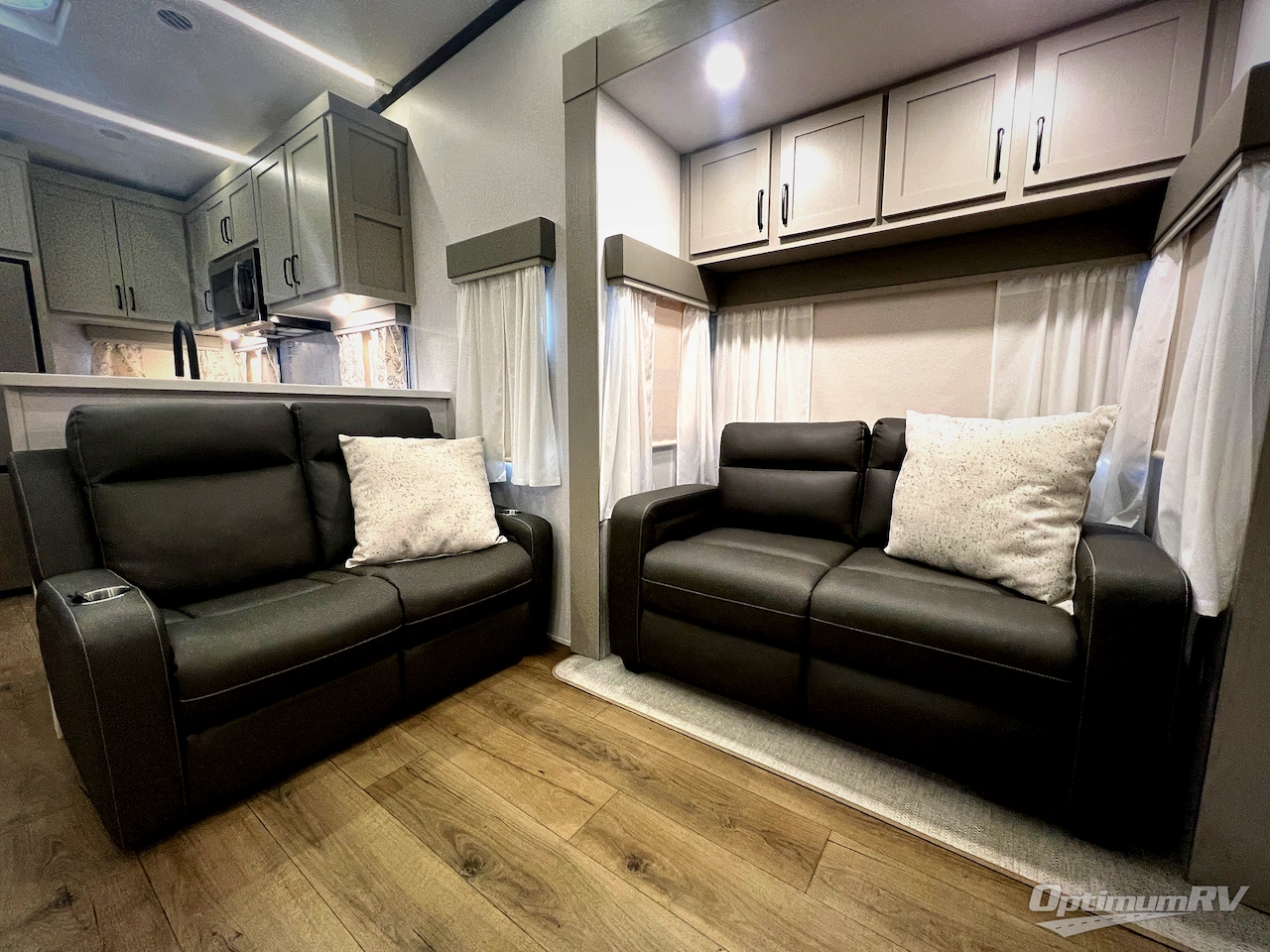 2025 Palomino Columbus 384RKH Photo 8