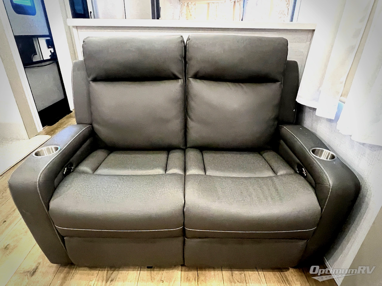 2025 Palomino Columbus 384RKH Photo 10