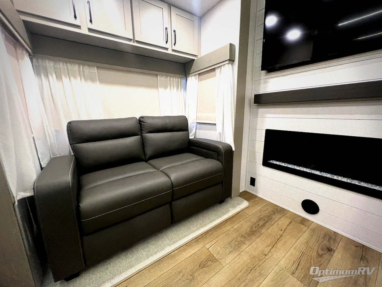 2025 Palomino Columbus 384RKH Photo 12