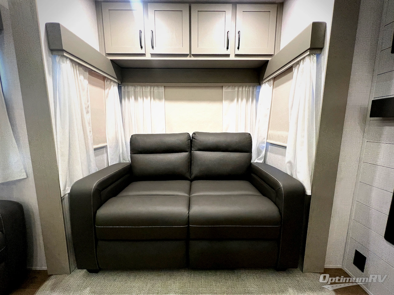 2025 Palomino Columbus 384RKH Photo 13