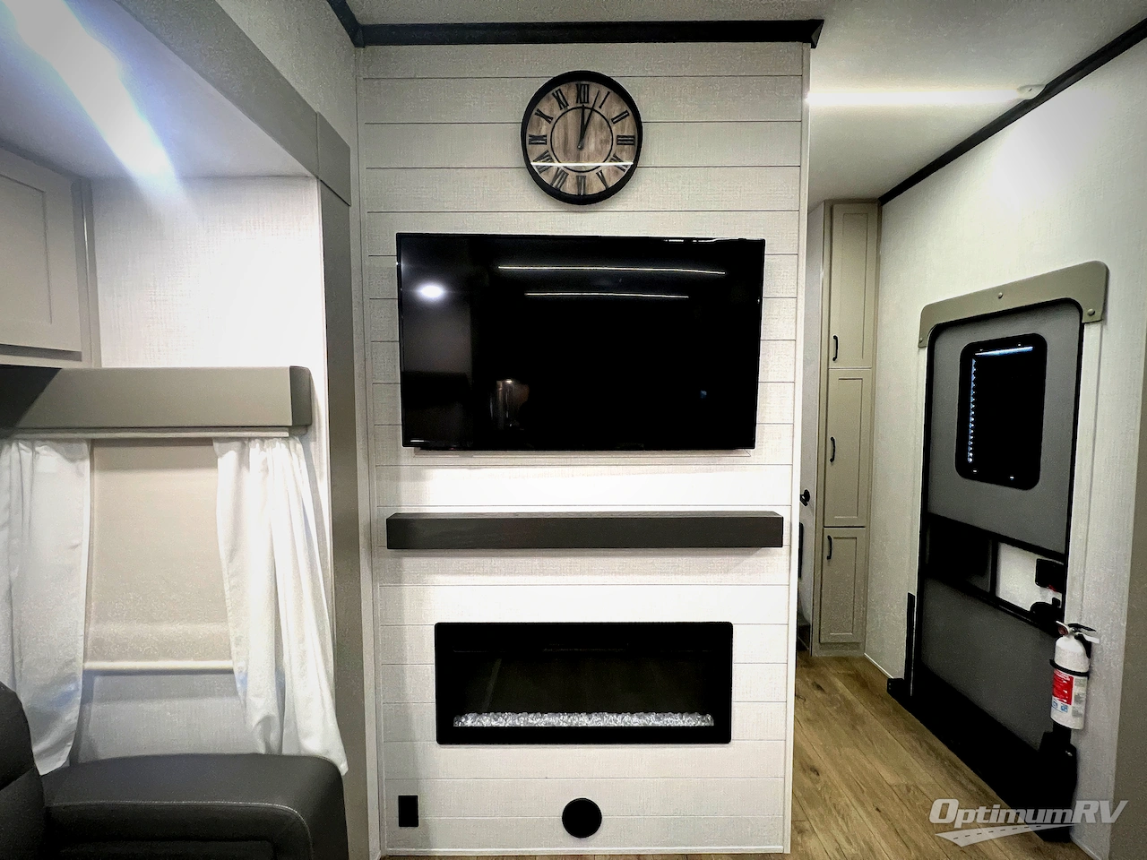 2025 Palomino Columbus 384RKH Photo 16