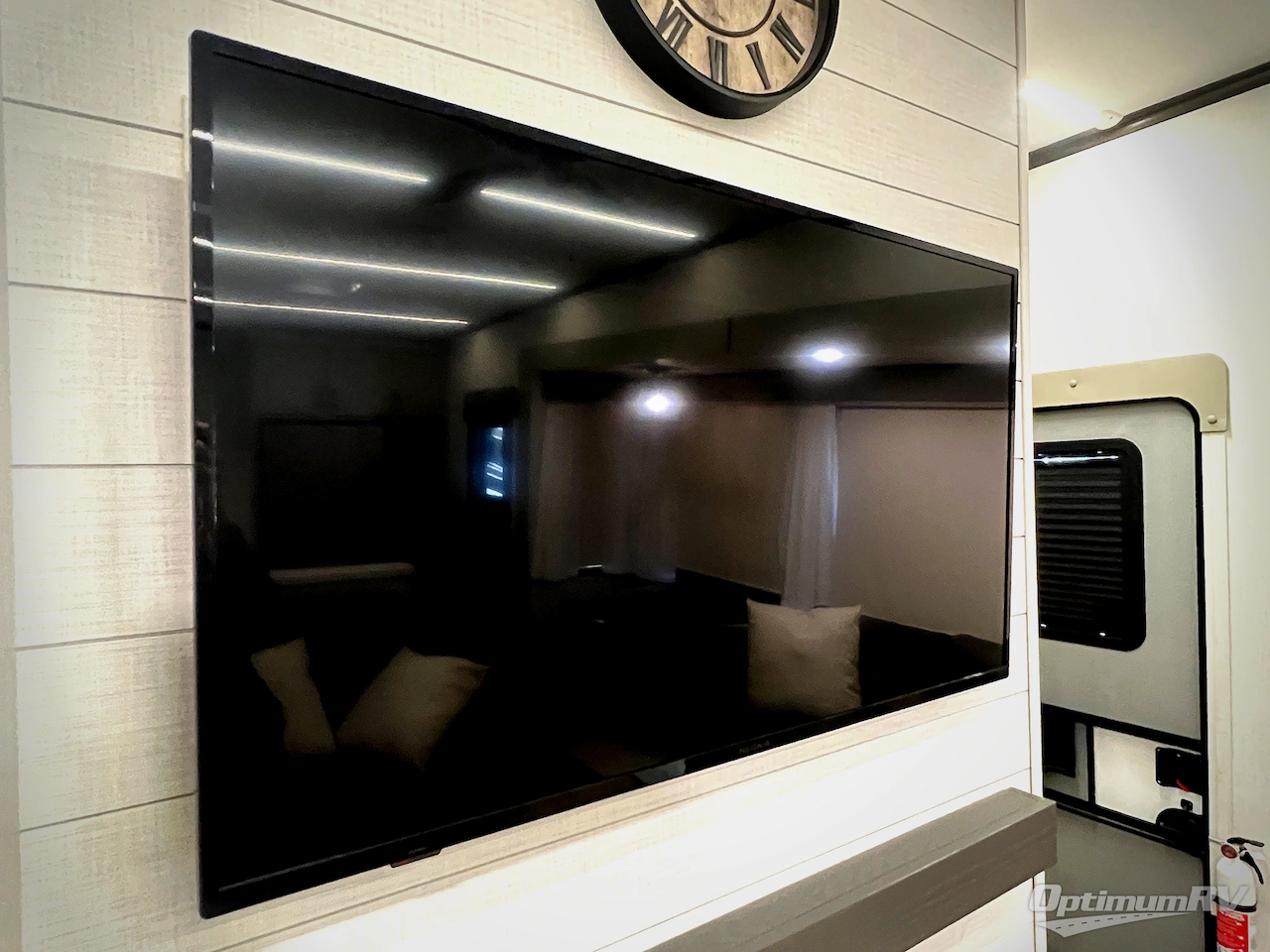 2025 Palomino Columbus 384RKH Photo 17