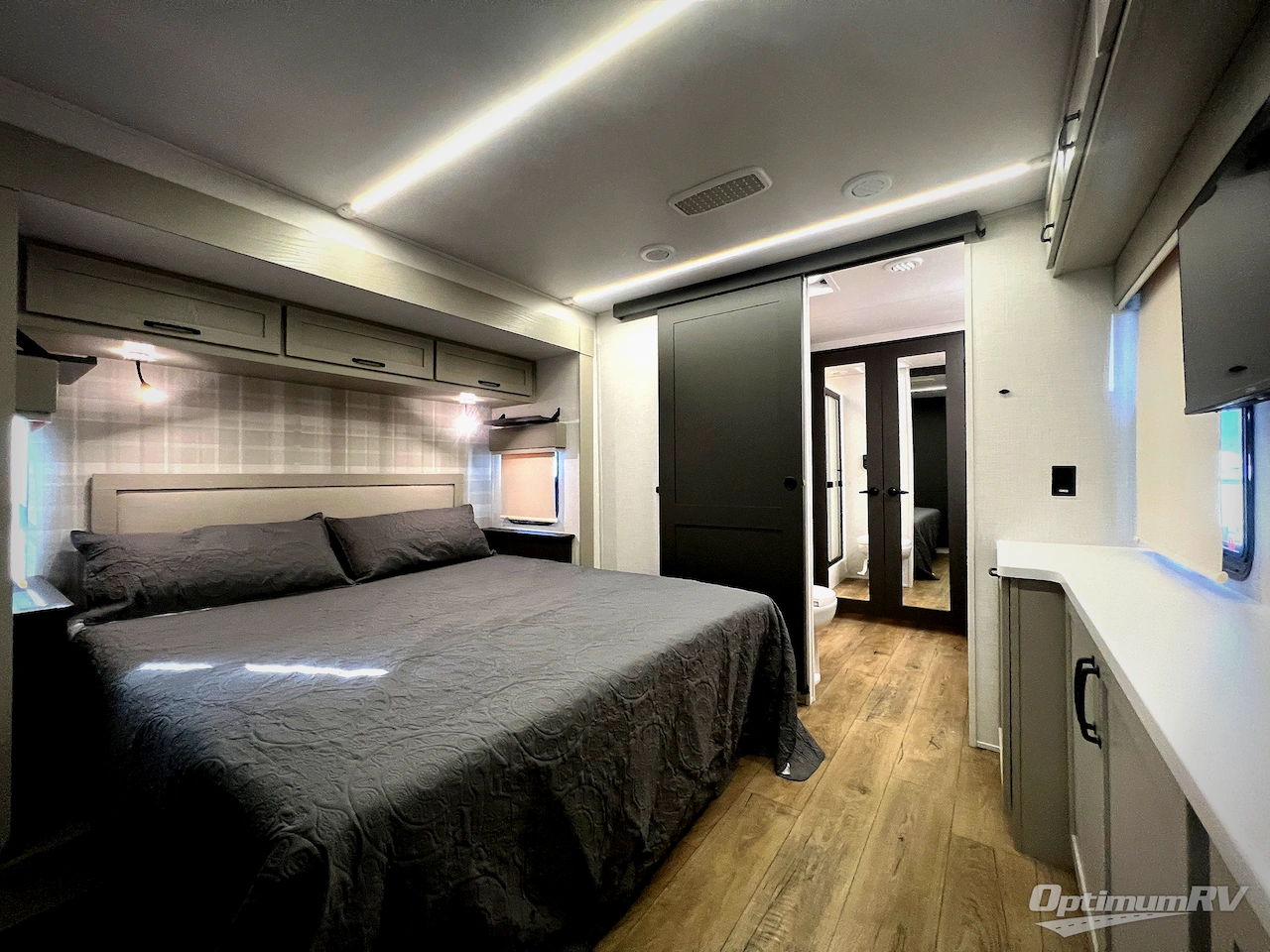 2025 Palomino Columbus 384RKH Photo 54