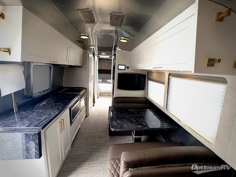2021 Airstream Globetrotter 30RB RV Photo 2