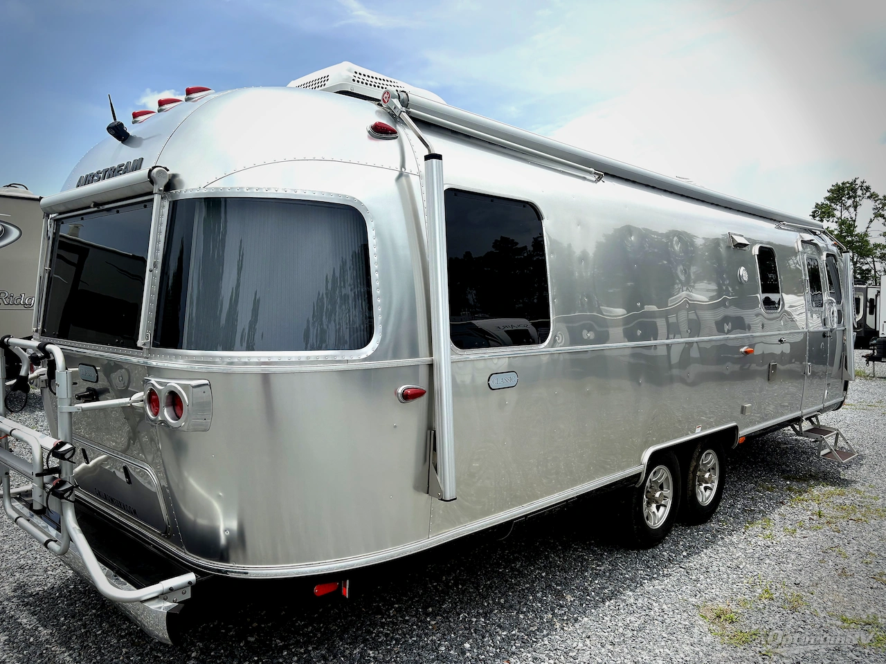 2021 Airstream Globetrotter 30RB Photo 2