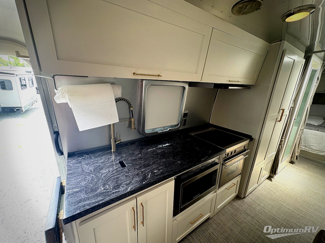 2021 Airstream Globetrotter 30RB Photo 6