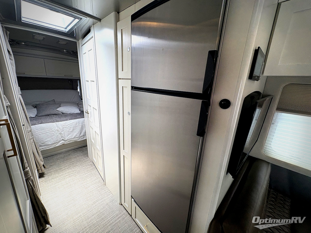 2021 Airstream Globetrotter 30RB Photo 9