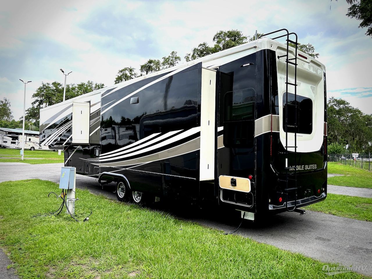 2022 DRV Luxury Suites Mobile Suites 40KSSB4 Photo 3