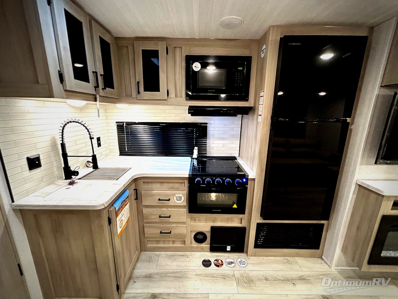 2025 East To West Della Terra 312BH Photo 5