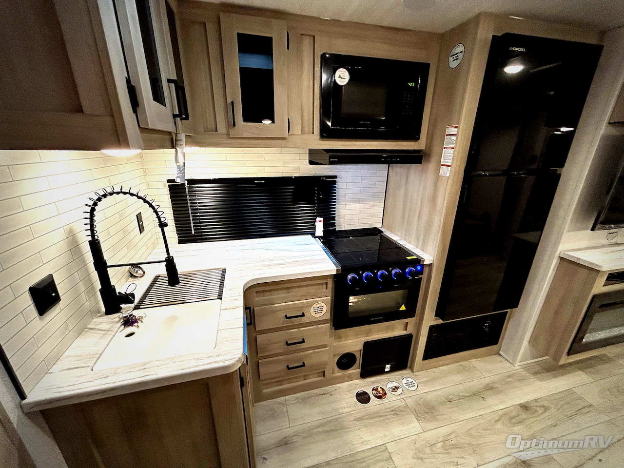 2025 East To West Della Terra 312BH Photo 10