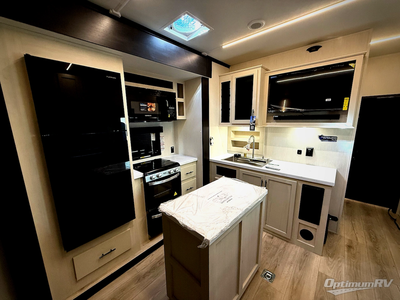 2026 Forest River Vengeance Rogue Armored 26L140 Photo 8