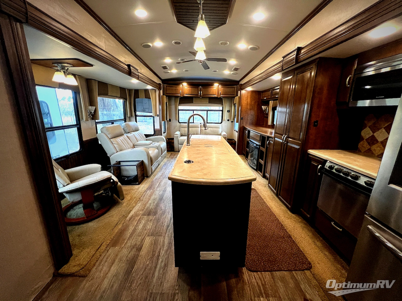 2016 Forest River Cardinal 3850RL Photo 4