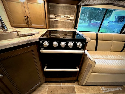 2022 Thor Chateau 27R RV Photo 3