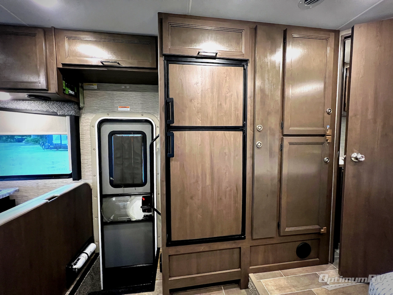 2022 Thor Chateau 27R Photo 15