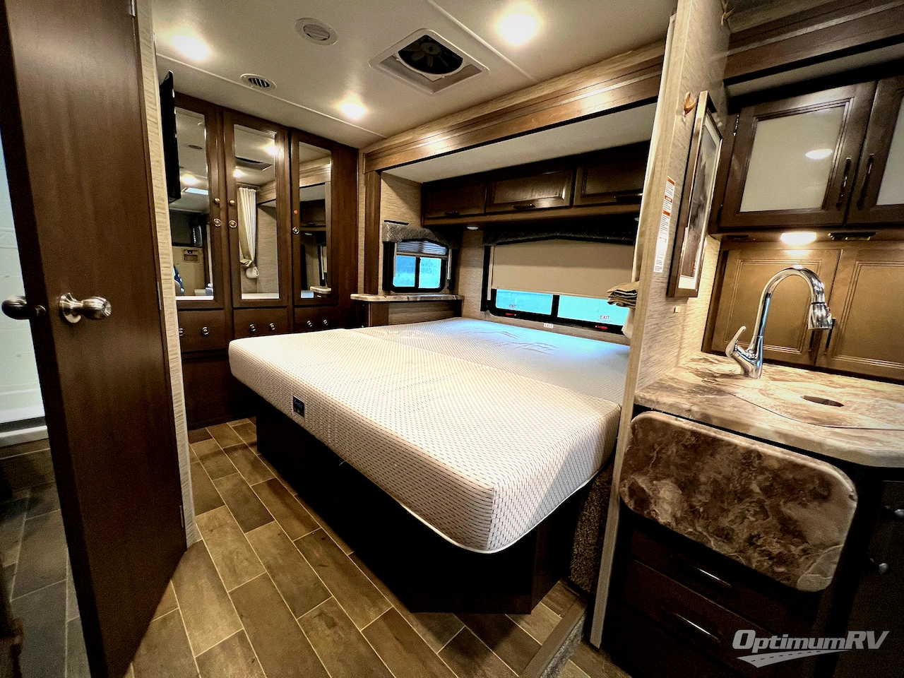 2022 Thor Chateau 27R Photo 17
