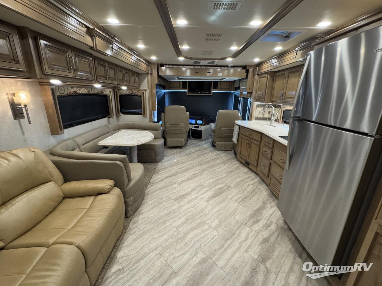 2019 Fleetwood Pace Arrow LXE 38K Photo 4