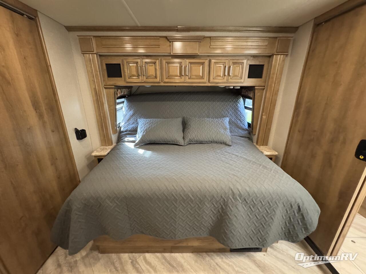 2019 Fleetwood Pace Arrow LXE 38K Photo 16