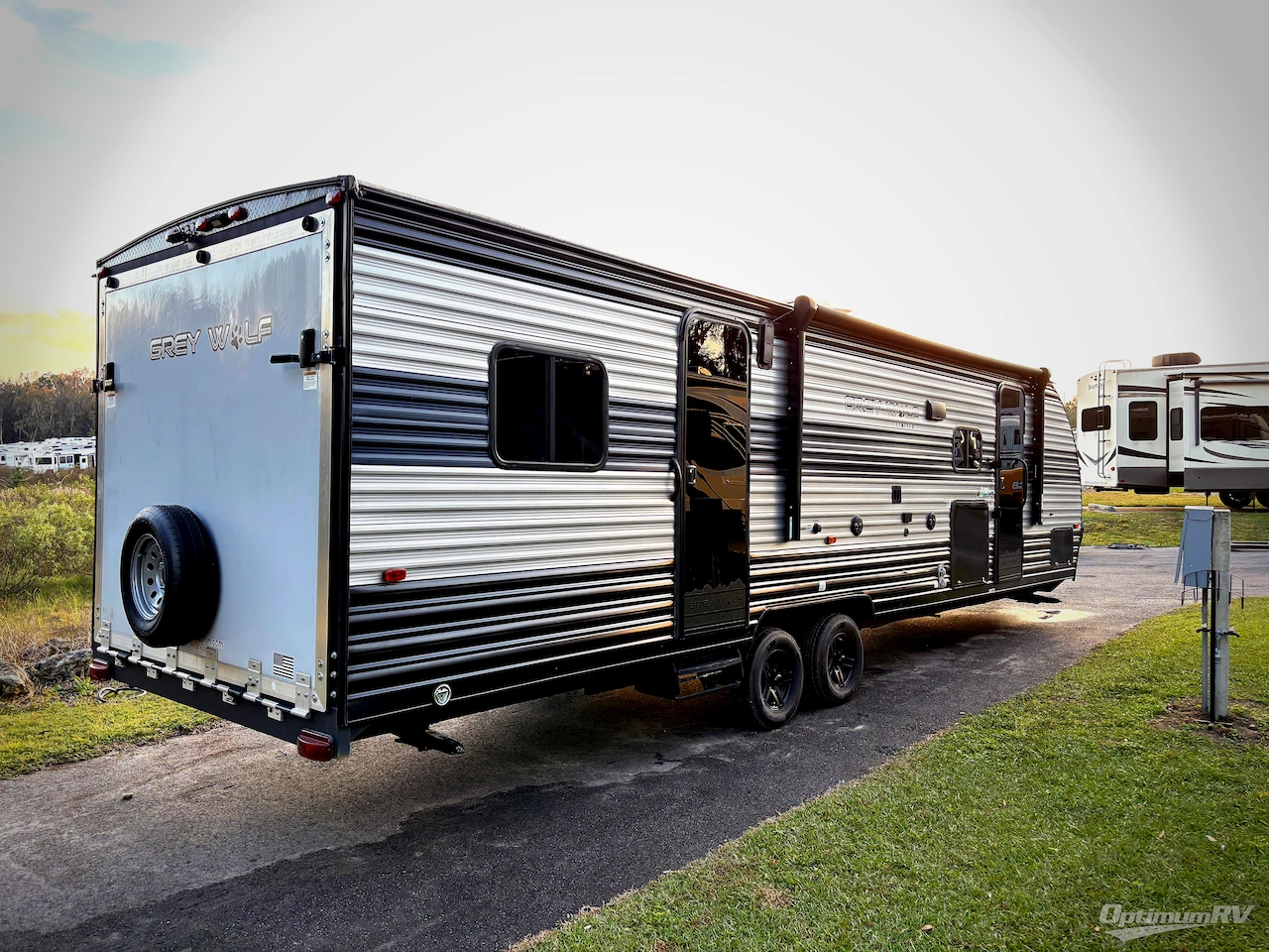 2022 Forest River Cherokee Grey Wolf 27RR Photo 2