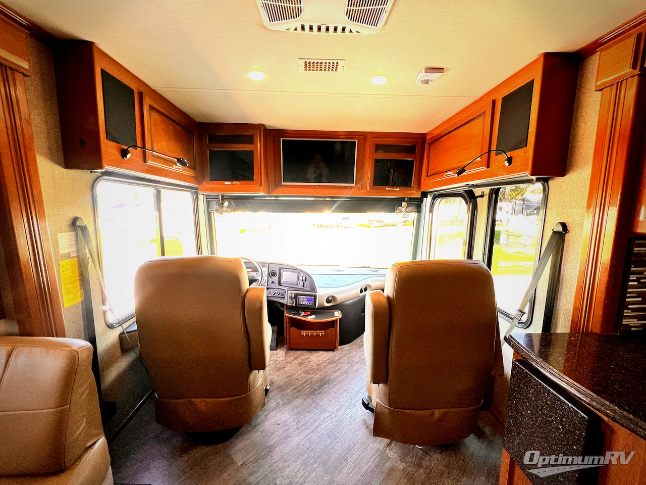 2019 Fleetwood Pace Arrow LXE 38K Photo 7