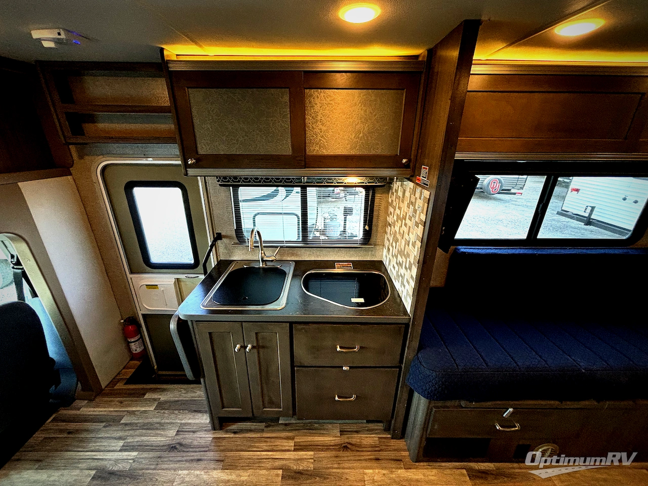 2017 Winnebago Fuse 23A Photo 9