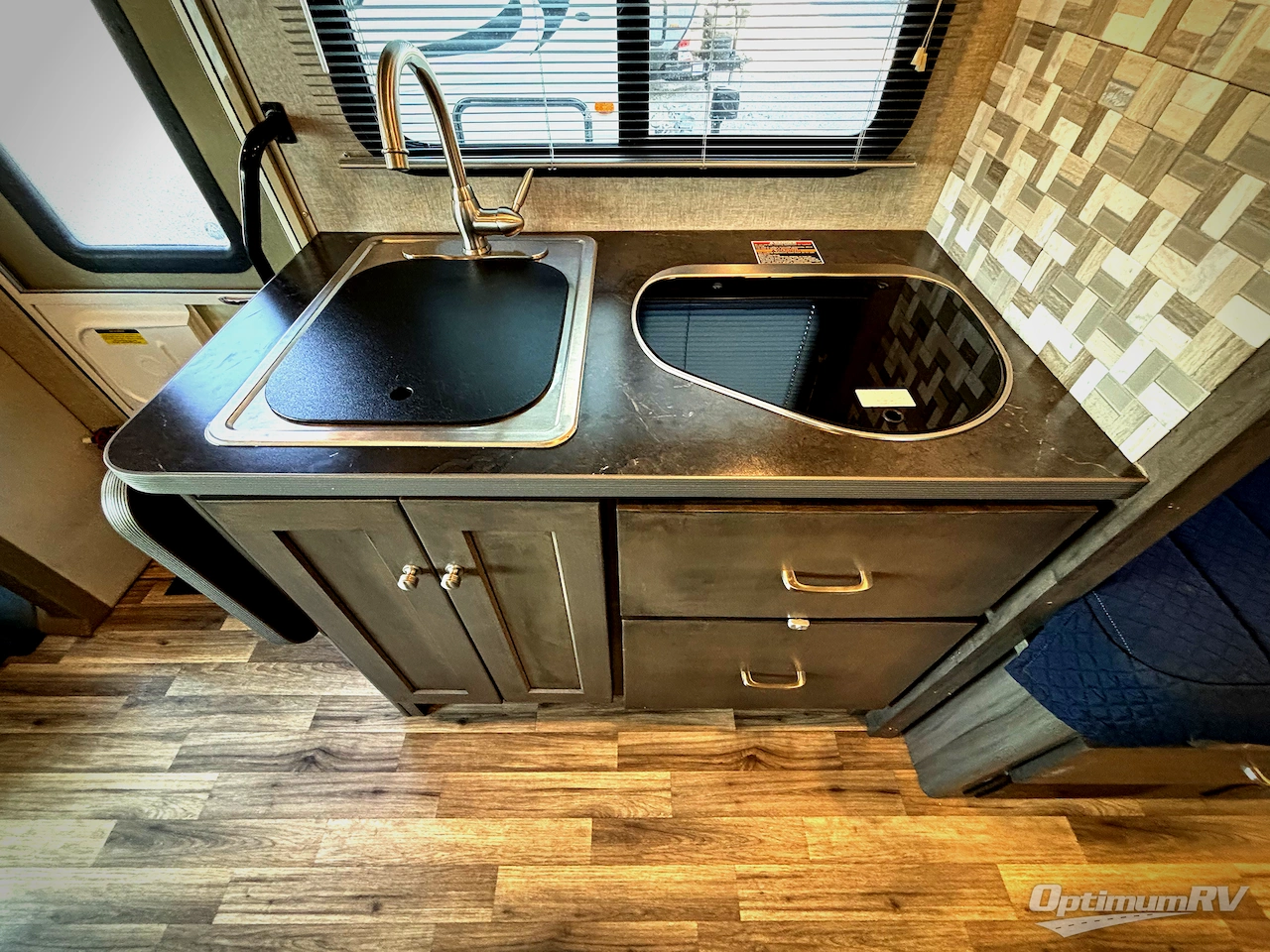 2017 Winnebago Fuse 23A Photo 10