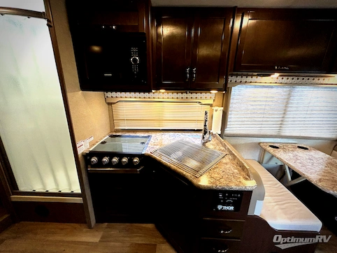 2019 Thor Four Winds 28A RV Photo 2