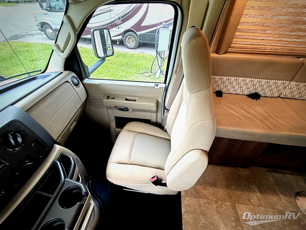 2019 Coachmen Freelander 32DS Ford 450 Photo 8