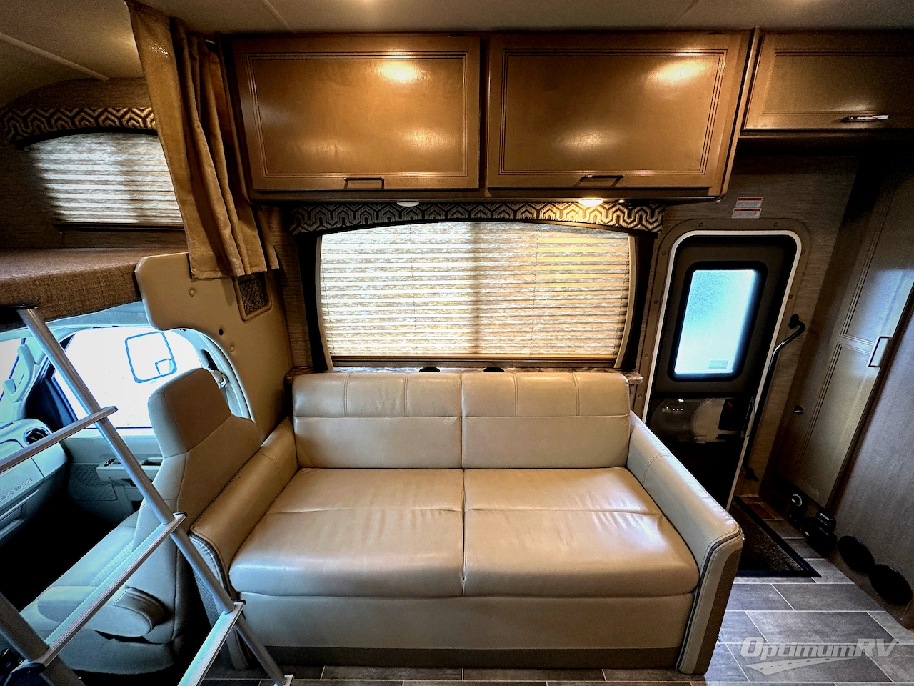 2021 Thor Chateau 31EV Photo 9