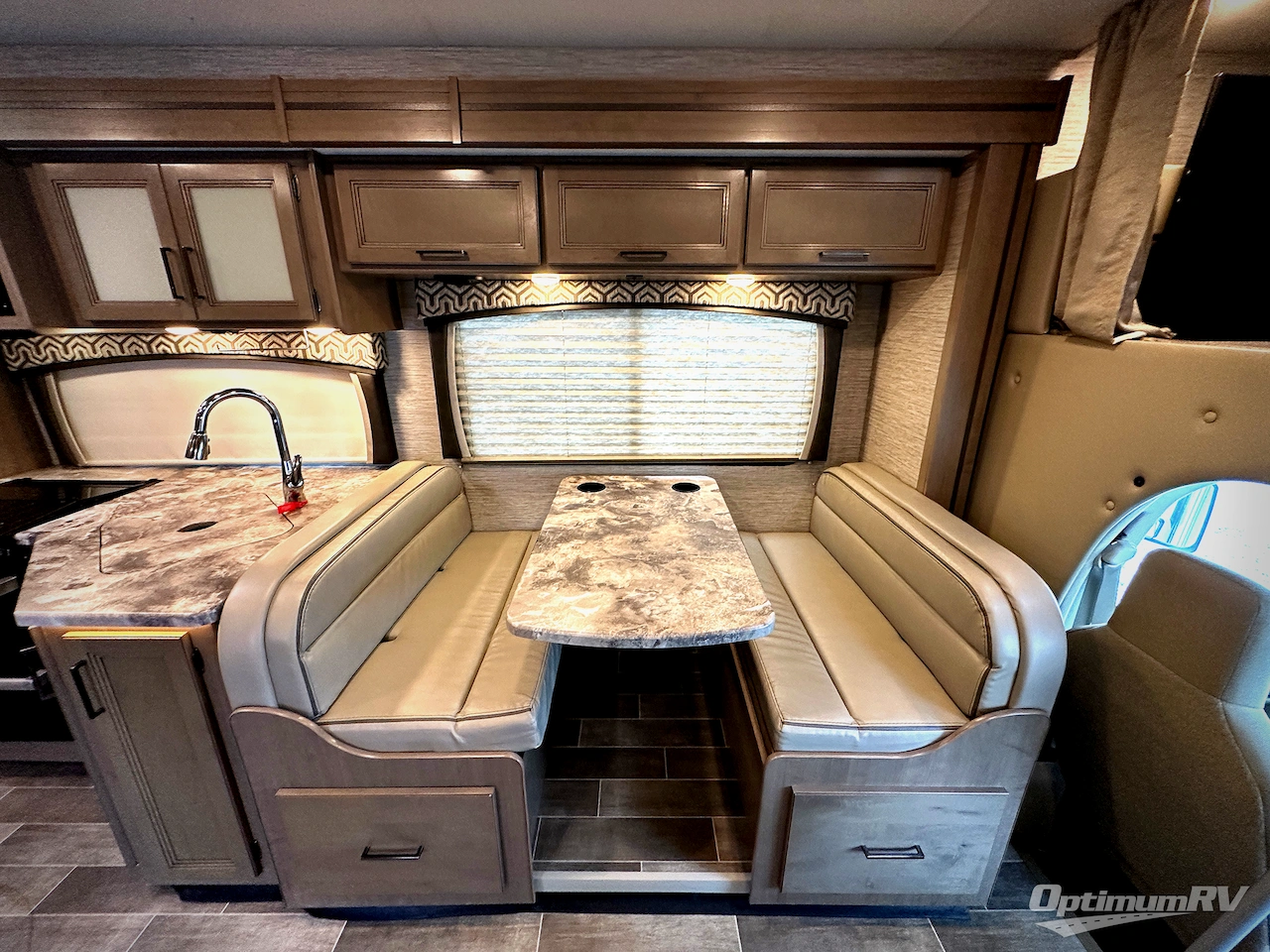 2021 Thor Chateau 31EV Photo 11