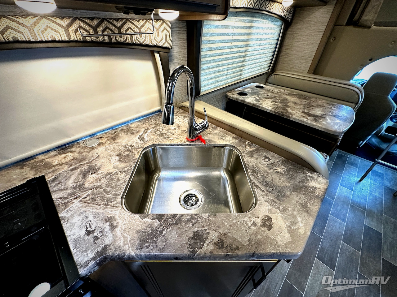 2021 Thor Chateau 31EV Photo 13