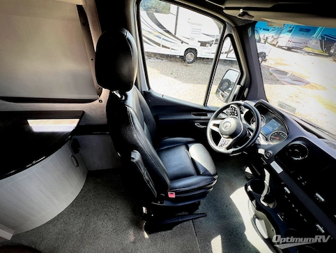 2020 Pleasure-Way Plateau FL RV Photo 2