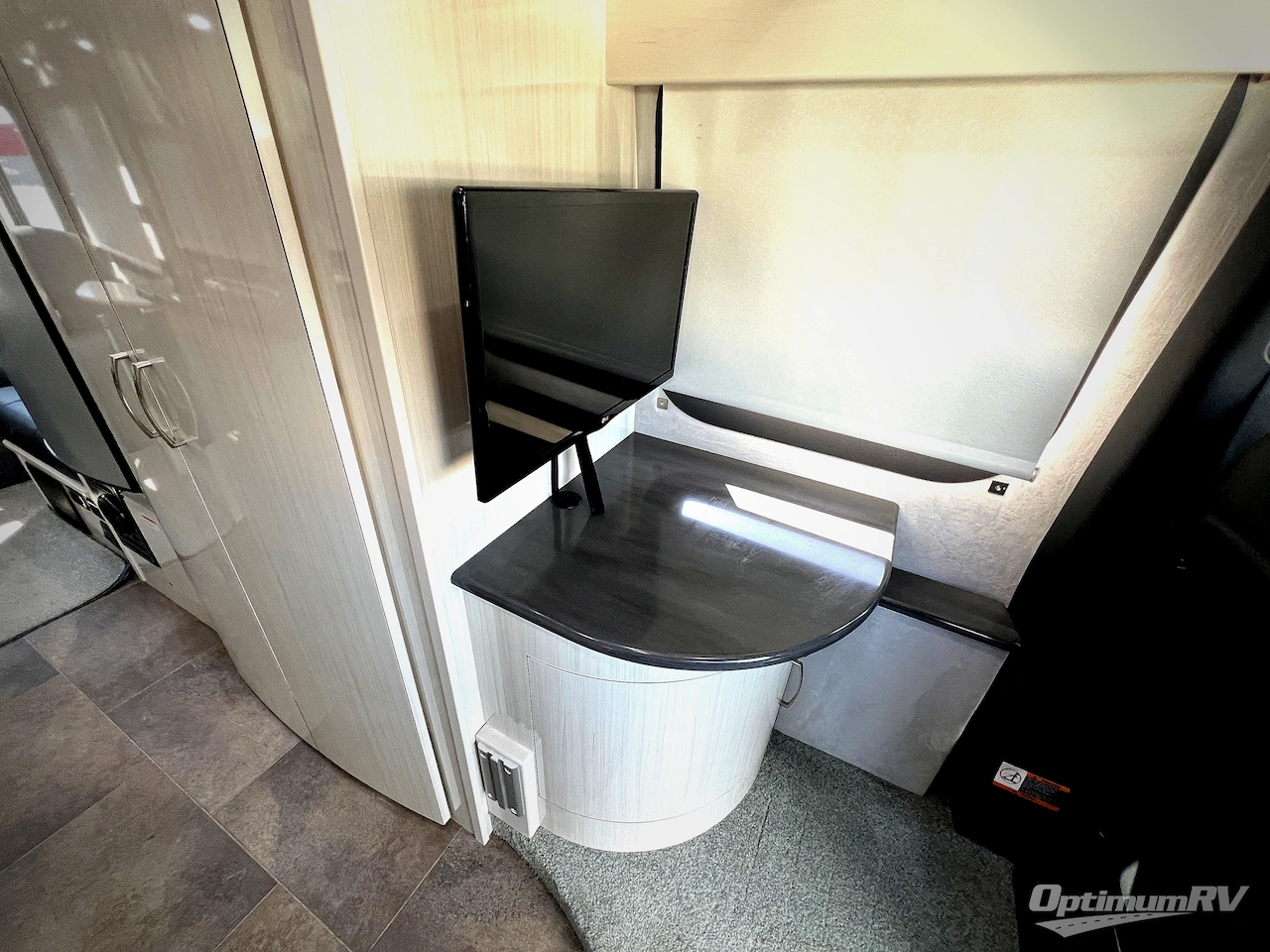 2020 Pleasure-Way Plateau FL Photo 9