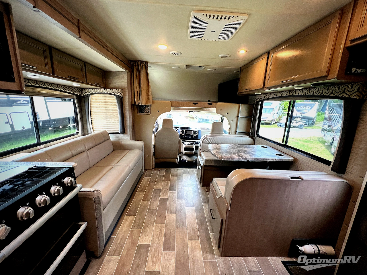 2021 Thor Chateau 27R Photo 5