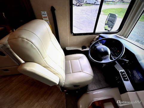 2018 Fleetwood Bounder 33C RV Photo 2