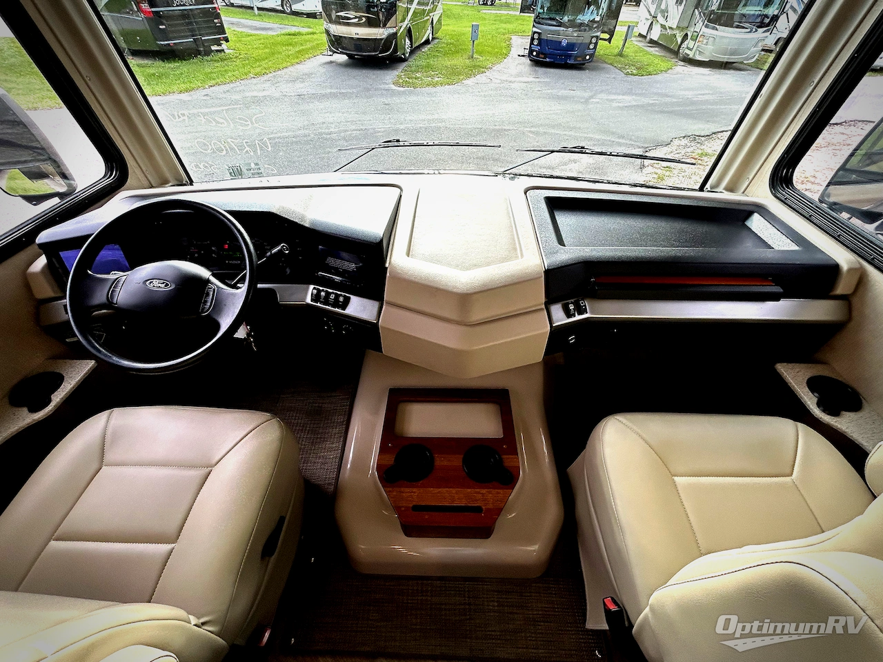 2018 Fleetwood Bounder 33C Photo 7