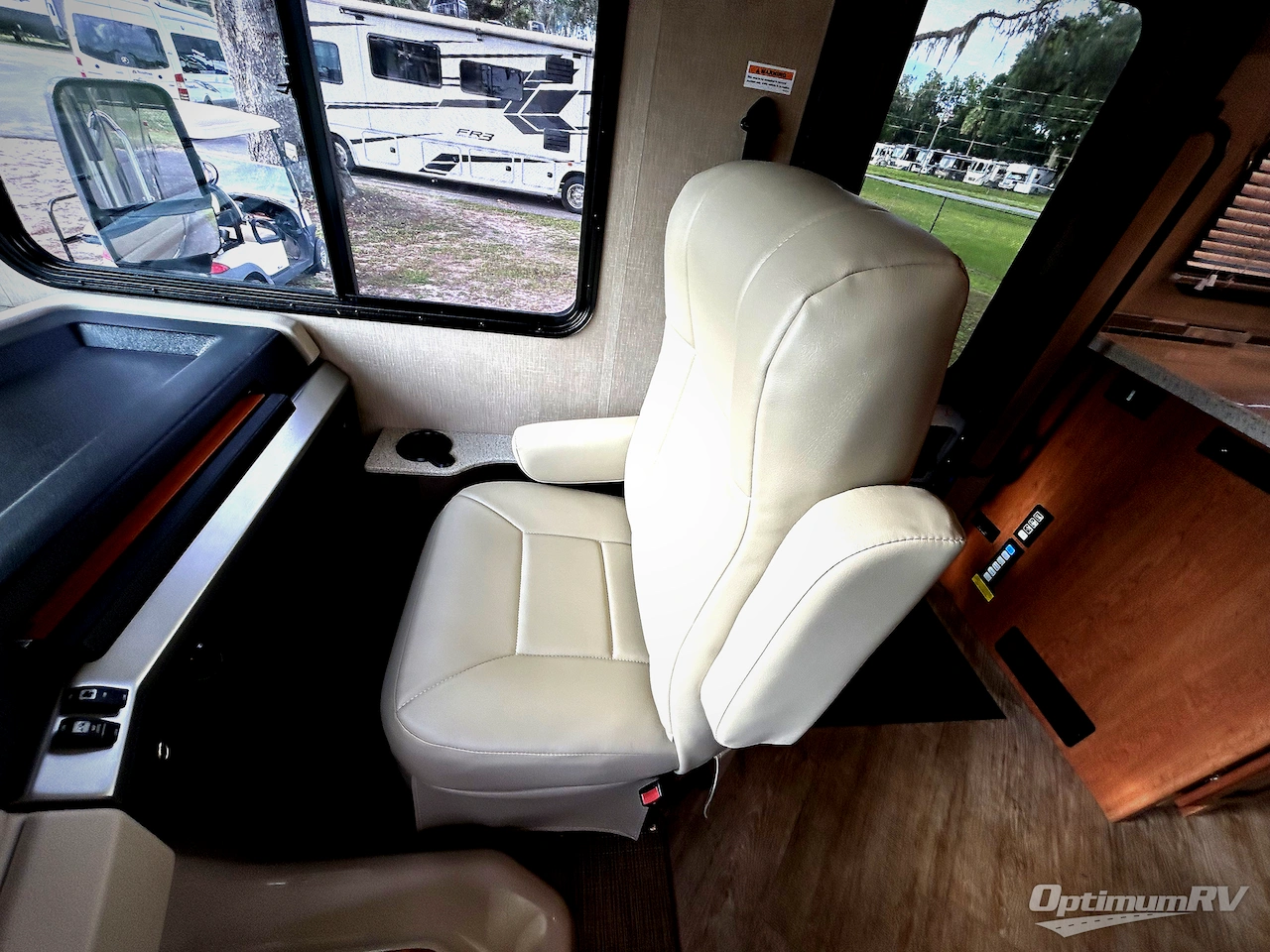 2018 Fleetwood Bounder 33C Photo 8