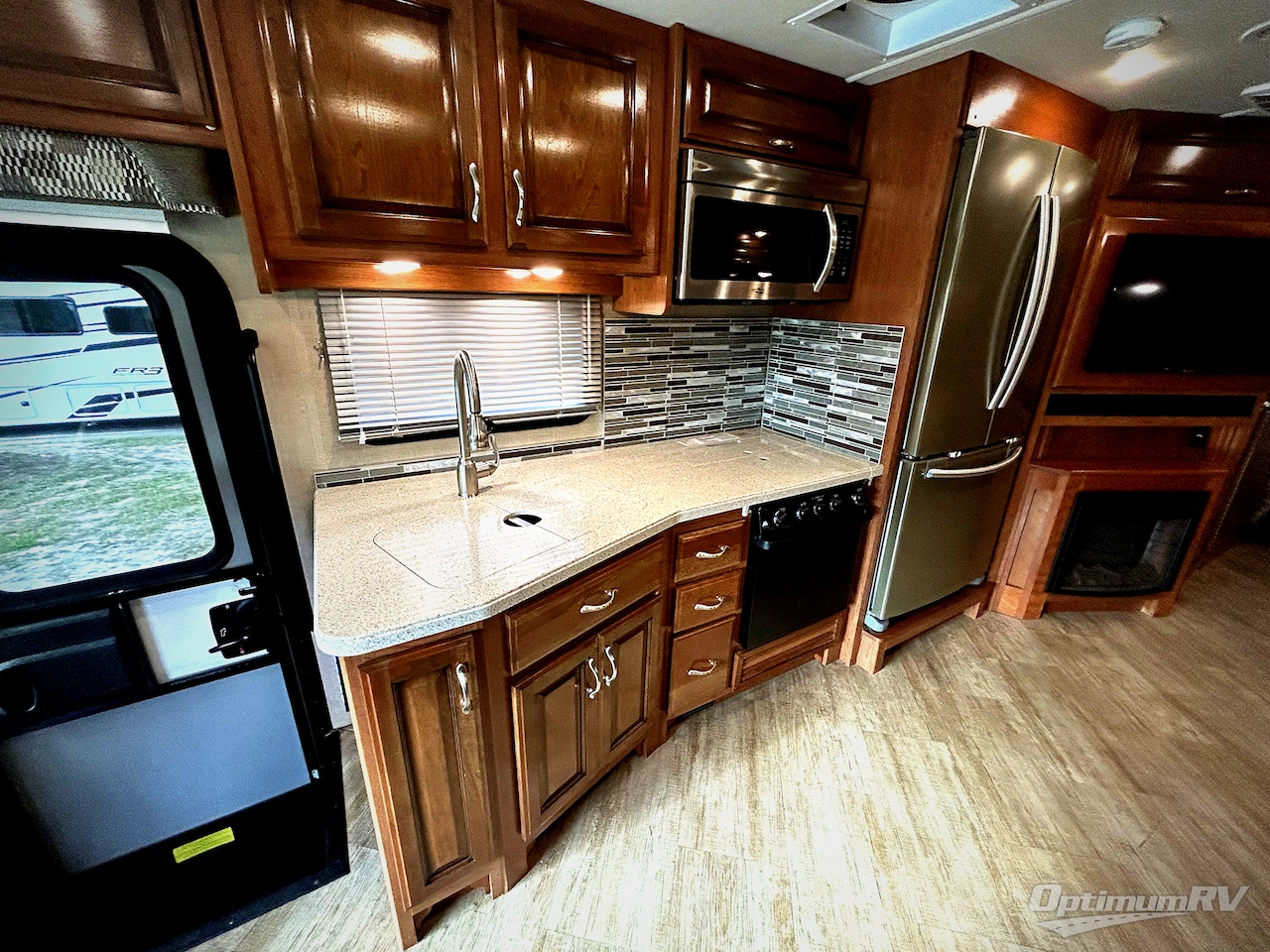 2018 Fleetwood Bounder 33C Photo 9